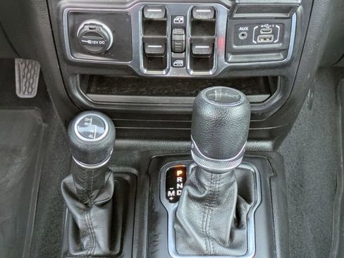 Certified 2023 Jeep Gladiator Sport AWD/4WD image 13