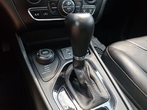 Used 2022 Jeep Cherokee Limited w/ Elite Package AWD/4WD image 16