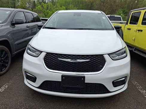 Used 2024 Chrysler Pacifica Touring-L FWD image 2