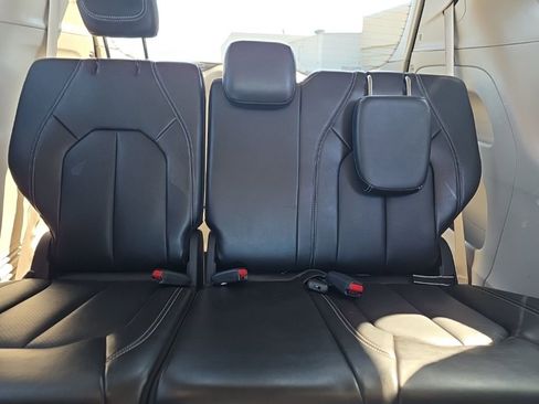 Used 2024 Chrysler Pacifica Touring-L image 11