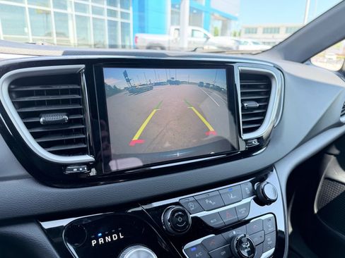 Used 2025 Chrysler Pacifica Select FWD image 18