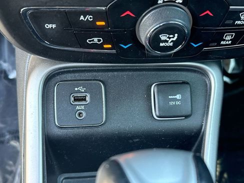 Used 2018 Jeep Compass Latitude w/ Popular Equipment Group FWD image 10