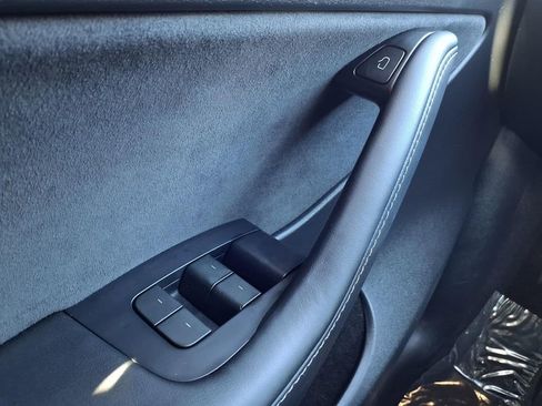 Used 2023 Tesla Model Y 2WD image 16