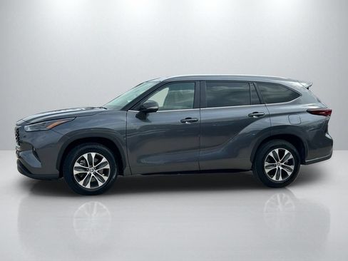 Certified 2025 Toyota Highlander XLE FWD image 8