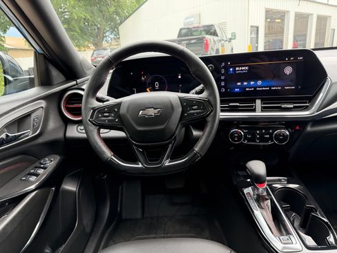 Used 2024 Chevrolet Trax RS w/ Sunroof Package FWD image 20
