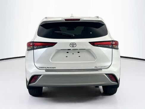Used 2023 Toyota Highlander Platinum FWD image 6