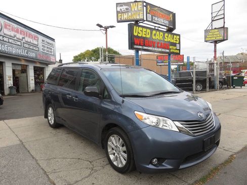 Used 2014 Toyota Sienna XLE image 3