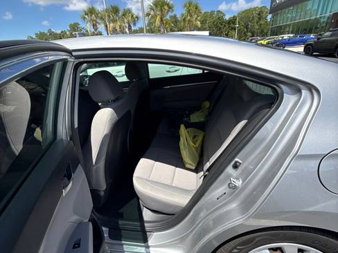 Used 2020 Hyundai Elantra SE w/ Cargo Package (C1) FWD image 11