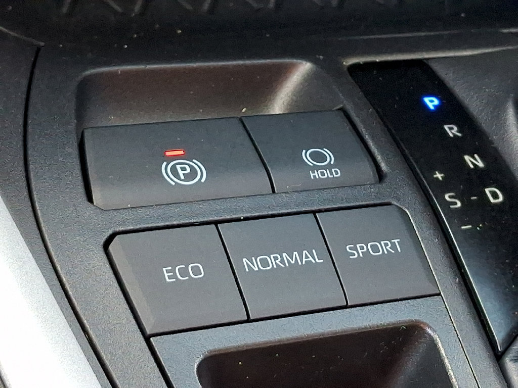 Used 2025 Toyota RAV4 XLE FWD image 25