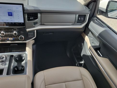 Used 2024 Ford Expedition XLT RWD image 16