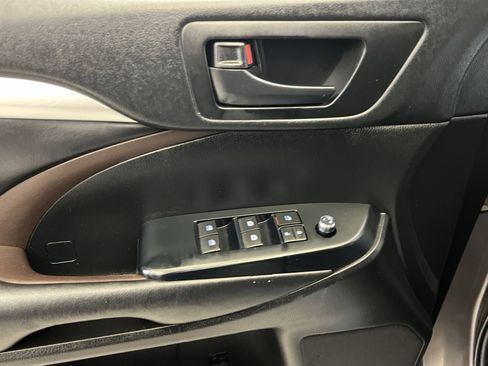 Used 2019 Toyota Highlander Plus AWD/4WD image 14