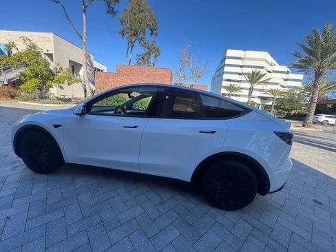 Used 2022 Tesla Model Y Long Range image 8