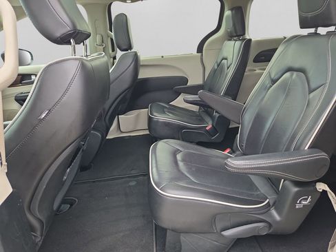 Used 2023 Chrysler Pacifica Limited FWD image 31