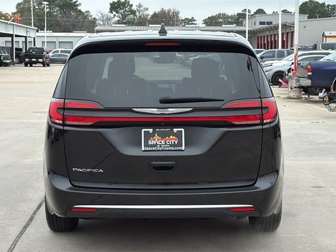 Used 2023 Chrysler Pacifica Touring-L image 4