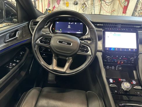 Used 2023 Jeep Grand Cherokee Overland w/ Adv Protech Group III AWD/4WD image 17