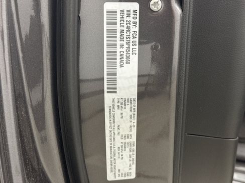 Used 2023 Chrysler Pacifica Limited w/ Uconnect Theater Family Group FWD image 11