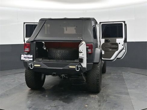 Used 2015 Jeep Wrangler Unlimited Rubicon image 49