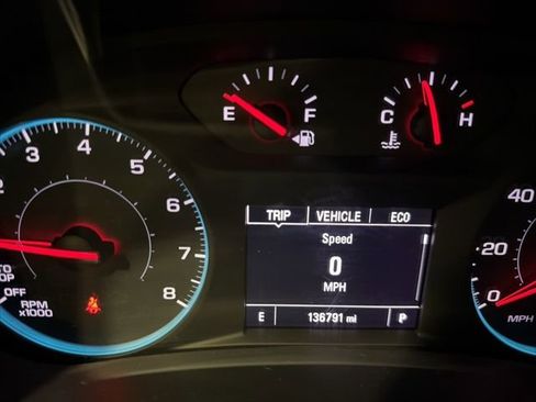 Used 2018 Chevrolet Equinox LT image 2