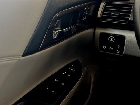 Used 2017 Honda Accord Touring image 11