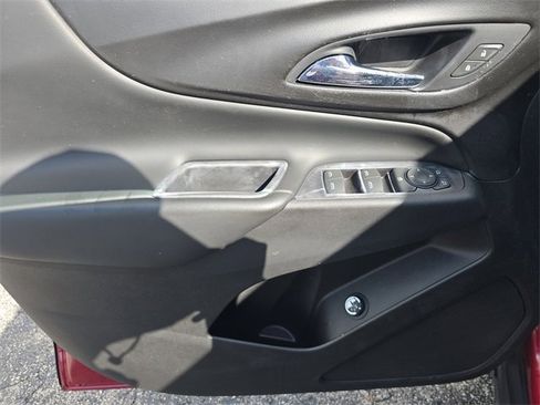 Used 2018 Chevrolet Equinox LT image 17