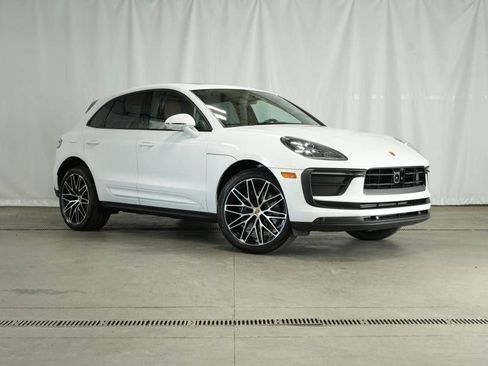 Certified 2025 Porsche Macan AWD/4WD image 9