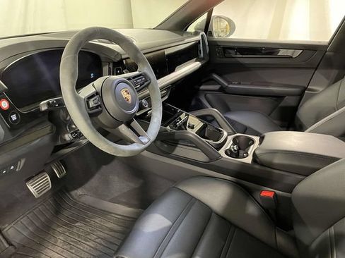 Certified 2025 Porsche Cayenne GTS AWD/4WD image 4