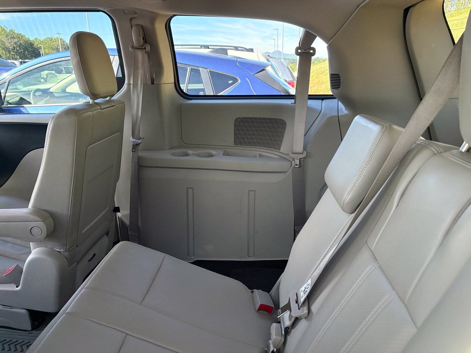 Used 2012 Chrysler Town & Country Touring w/ Entertainment Group #1 FWD image 9