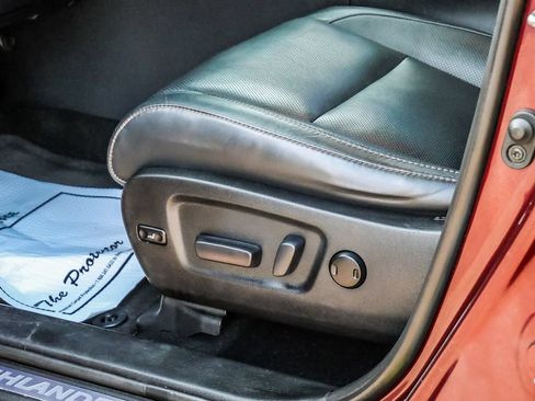 Used 2019 Toyota Highlander Limited w/ Carpet Mat Package (TMS) AWD/4WD image 38