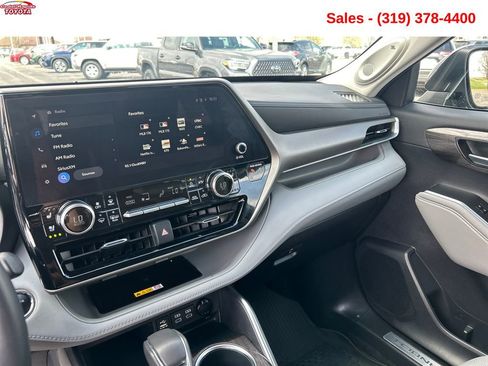 Used 2023 Toyota Highlander Limited image 15