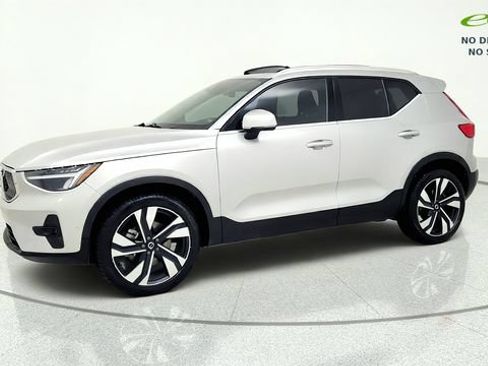 Used 2025 Volvo XC40 B5 Plus AWD/4WD image 4