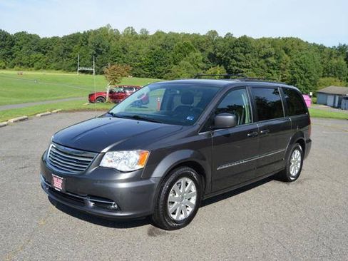 Used 2015 Chrysler Town & Country Touring FWD image 60