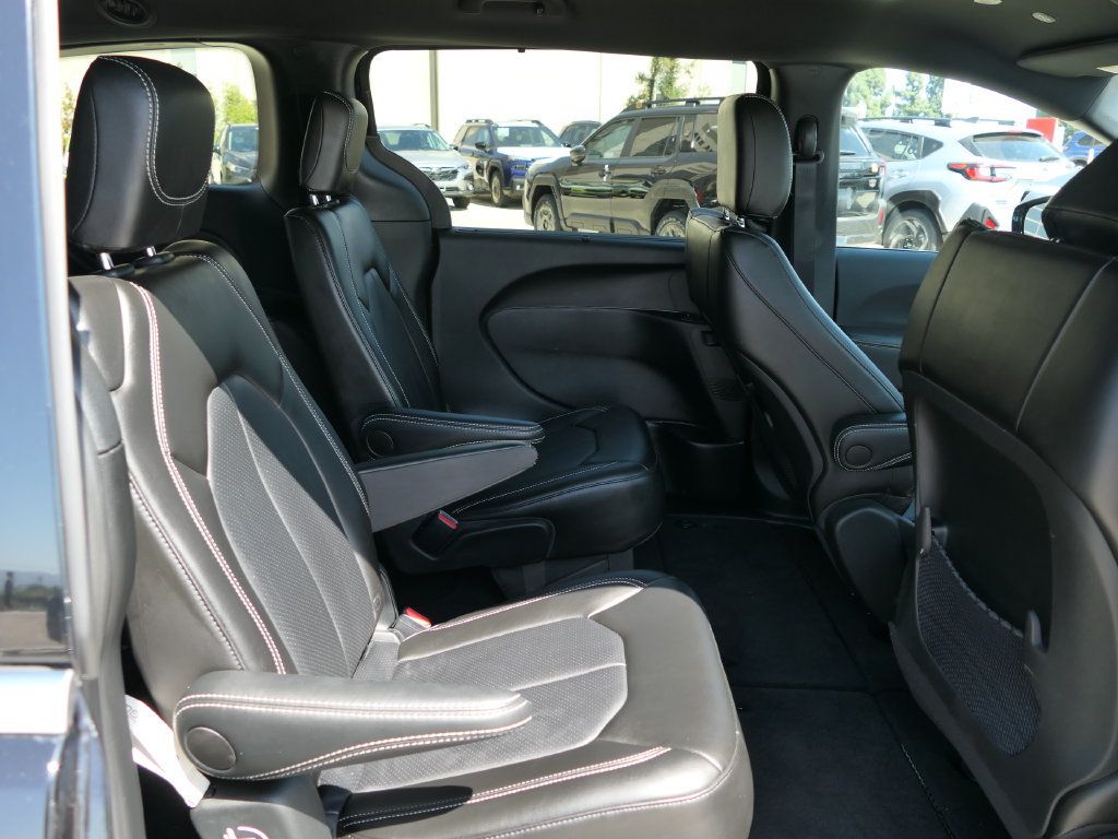 Used 2025 Chrysler Voyager LX FWD image 22