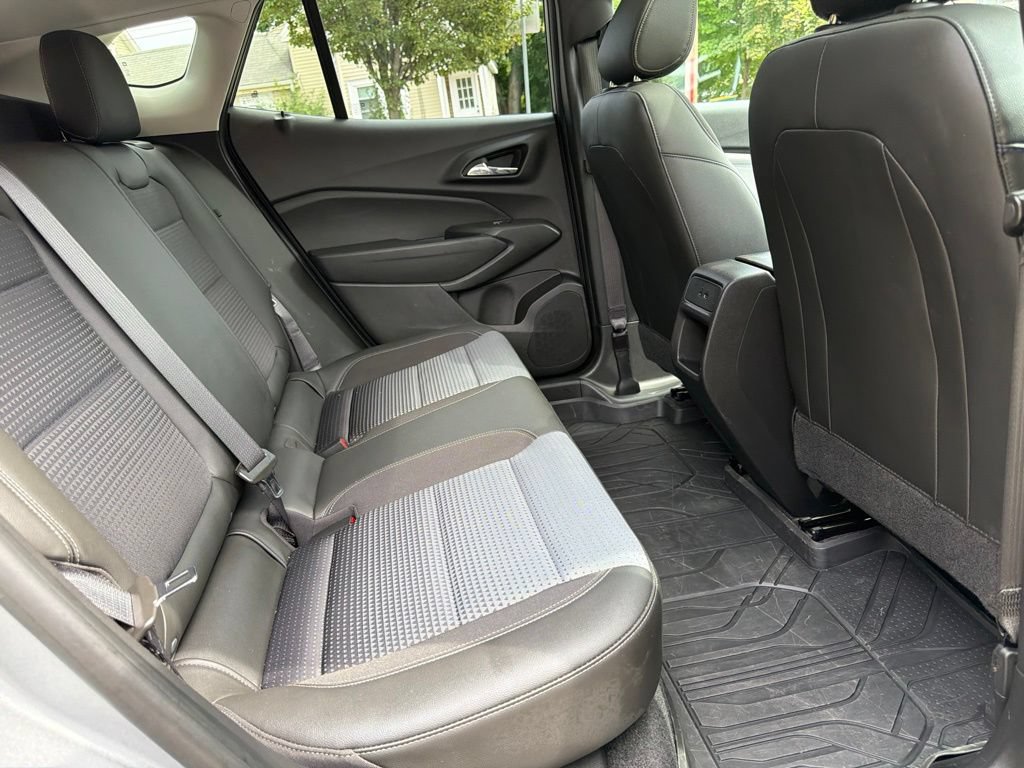 Used 2024 Chevrolet Trax LT w/ Sunroof Package FWD image 29