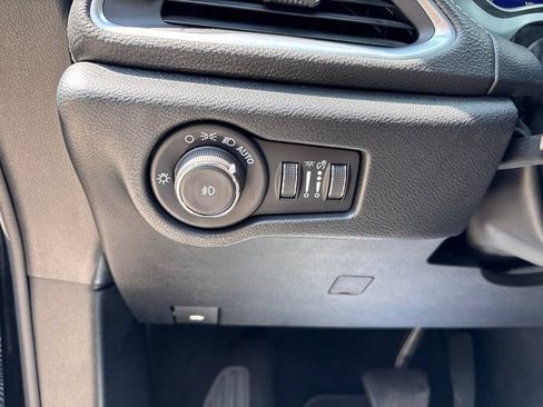 Used 2025 Chrysler Pacifica Limited FWD image 35