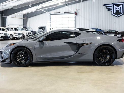 Used 2024 Chevrolet Corvette Z06 RWD image 3