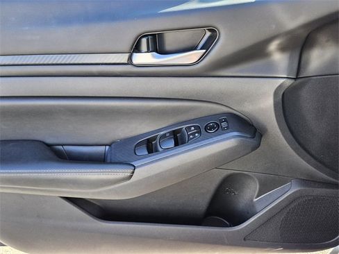 Used 2024 Nissan Altima 2.5 SV image 29