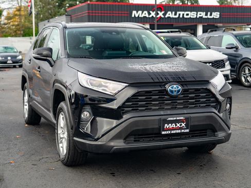 Used 2020 Toyota RAV4 XLE image 2