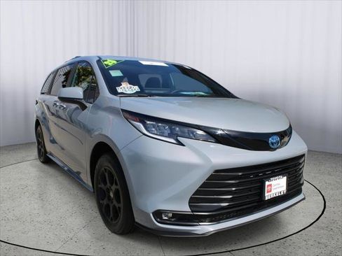 Certified 2025 Toyota Sienna XLE Woodland Edition image 1