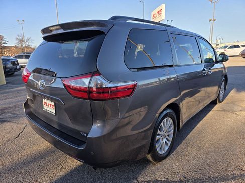 Used 2017 Toyota Sienna Limited image 5