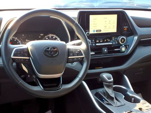 Used 2023 Toyota Highlander XSE FWD image 12