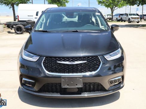Used 2023 Chrysler Pacifica Touring-L FWD image 9
