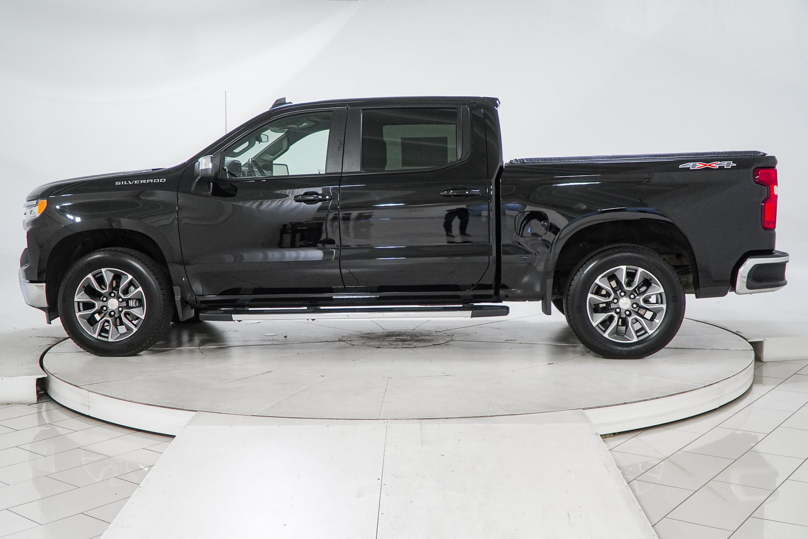 Used 2025 Chevrolet Silverado 1500 LT AWD/4WD image 5