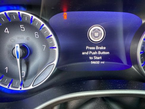 Used 2024 Chrysler Pacifica Touring-L FWD image 5