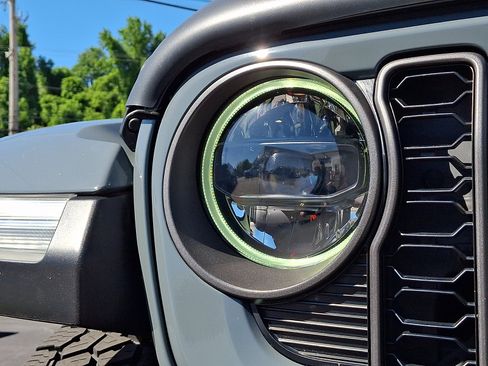 Certified 2024 Jeep Gladiator Mojave AWD/4WD image 9