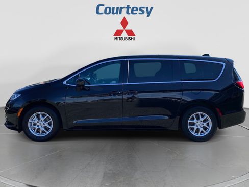 Used 2025 Chrysler Pacifica Select FWD image 2