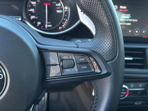 Used 2023 Alfa Romeo Giulia Veloce image 24