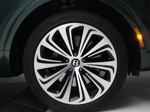 Certified 2021 Bentley Bentayga AWD/4WD image 17