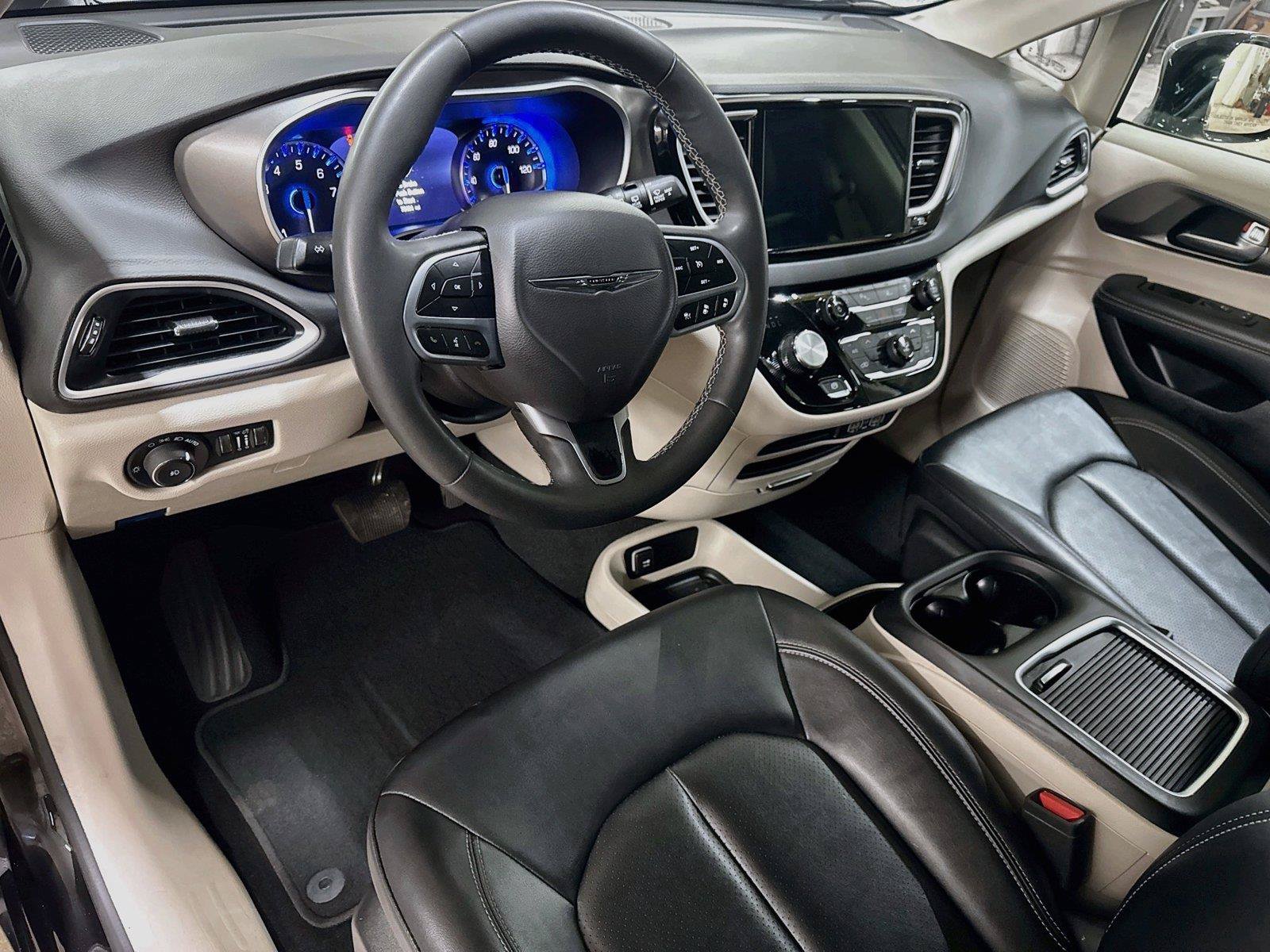 Used 2024 Chrysler Pacifica Touring-L FWD image 22