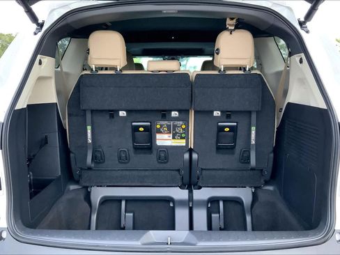 Used 2024 Toyota Sienna XLE FWD image 34