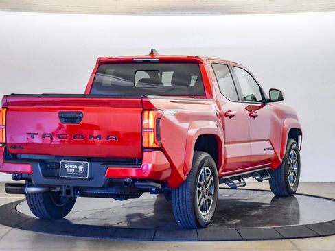 Used 2024 Toyota Tacoma TRD Sport w/ TRD Sport Upgrade Package image 5